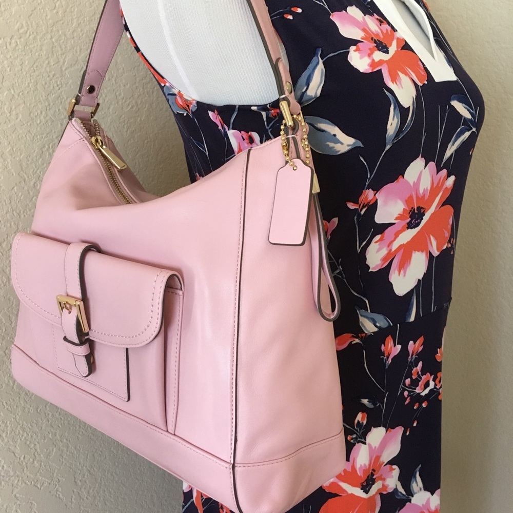 ♥️❤️ Coach shoulder bag fine leather. Never used. I no longer have the tags